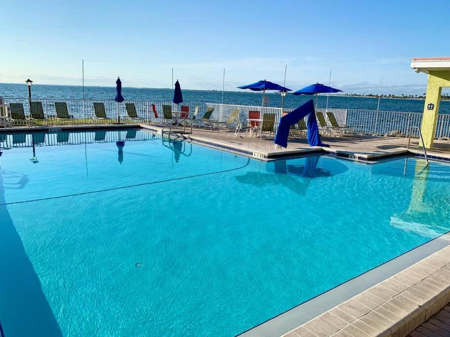 On The Rocks Villa Tampa Bagian luar foto