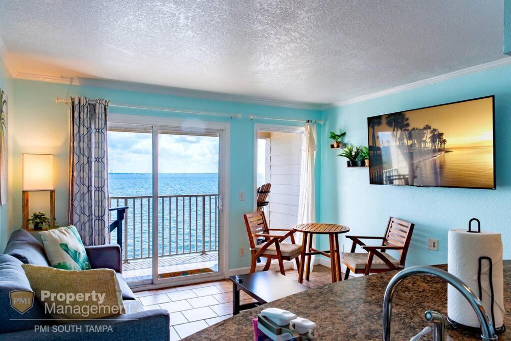 On The Rocks Villa Tampa Bagian luar foto