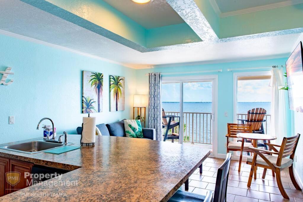 On The Rocks Villa Tampa Bagian luar foto